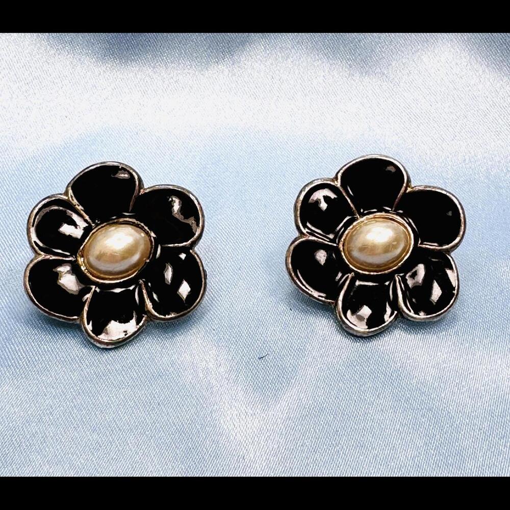 VINTAGE SHINY BLACK ENAMEL FLOWER WITH CENTER PEARL SILVER TONE CLIP ON EARRINGS